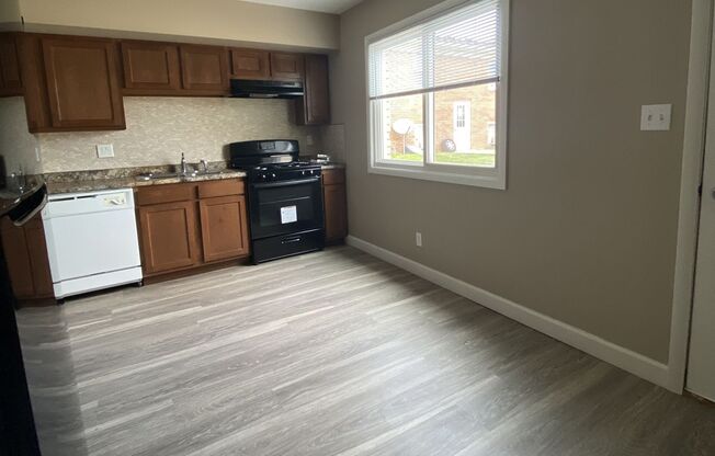 2 beds, 1 bath, $999, Unit 4