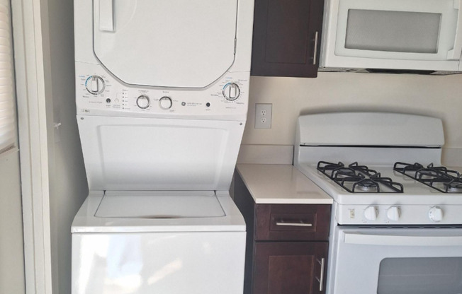 3818 Merrimac Ave., San Diego, CA 92117 *Stackable Washer / Dryer & micro included!*