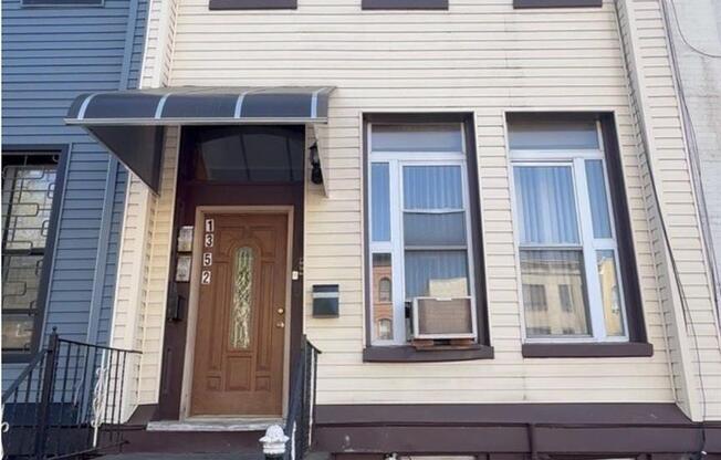 3 beds, 1 bath, 3,240 sqft, $3,500