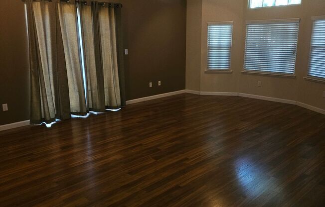 Charming 3 bedroom Duplex Close to Doctors Hospital
