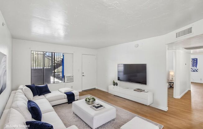 3 beds, 1 bath, 950 sqft, $975, Unit 201