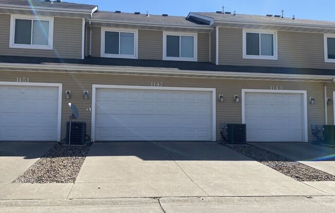 1147 NE 7th Ln - Townhome w/ Attached Garage For Rent
