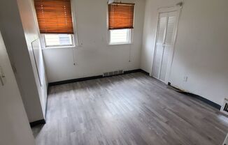 1 bed, 1 bath, 500 sqft, $650, Unit 3515 West 50th Up