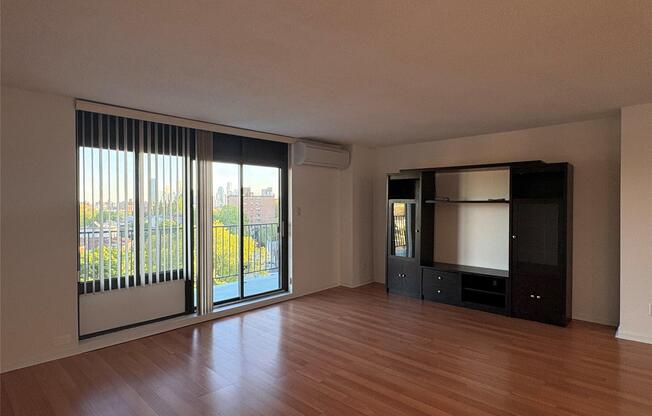 3 beds, 2 baths, 1,375 sqft, $5,200, Unit 9J
