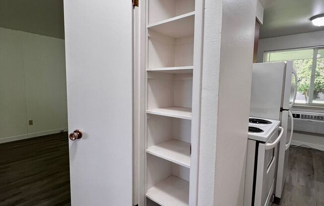 1 bed, 1 bath, $925, Unit H