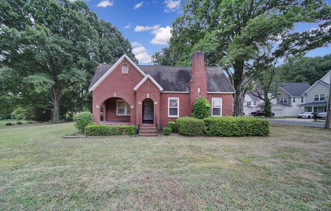 Lovely Brick Ranch Home Close to Uptown Charlotte!