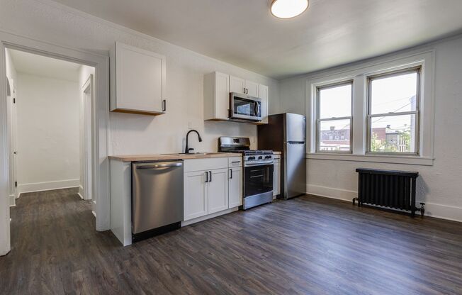 3 beds, 1 bath, $1,300, Unit (201 Locust)1st FLR Right