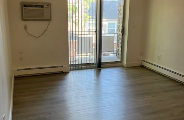 1000 LEXINGTON ST