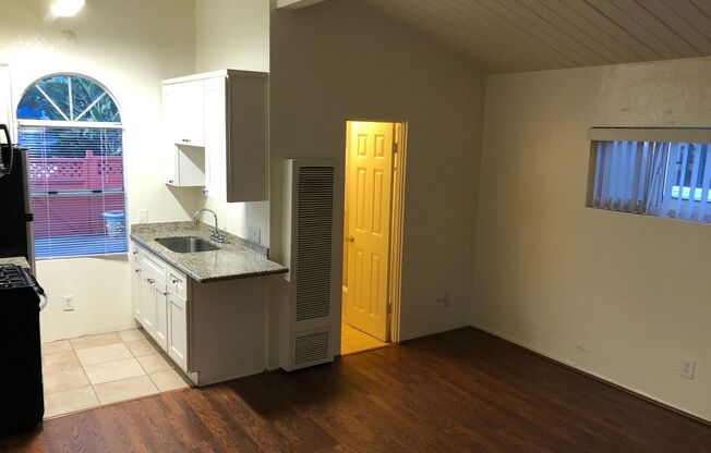 Beautiful Upgraded Studio apartment in the heart of Pacific Beach!
