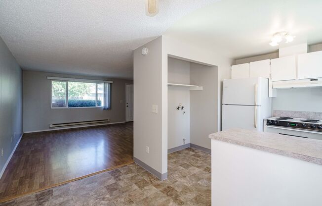 2 beds, 1 bath, 750 sqft, $1,395, Unit E