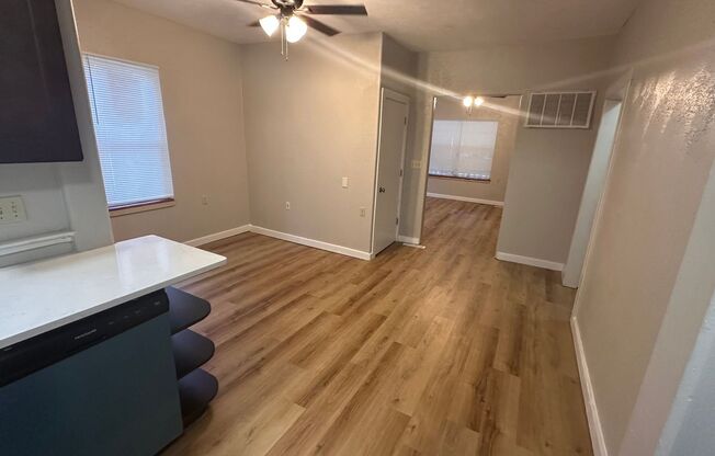 3 beds, 1 bath, $1,095, Unit 315