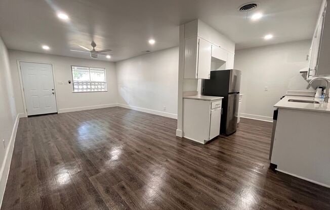 2 Bed/1bath Duplex w/ Garage - 78704