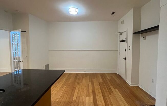 Bright One Bedroom Apartment in Spring Garden!