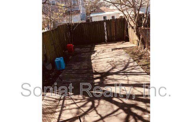 1636 MUSIC ST