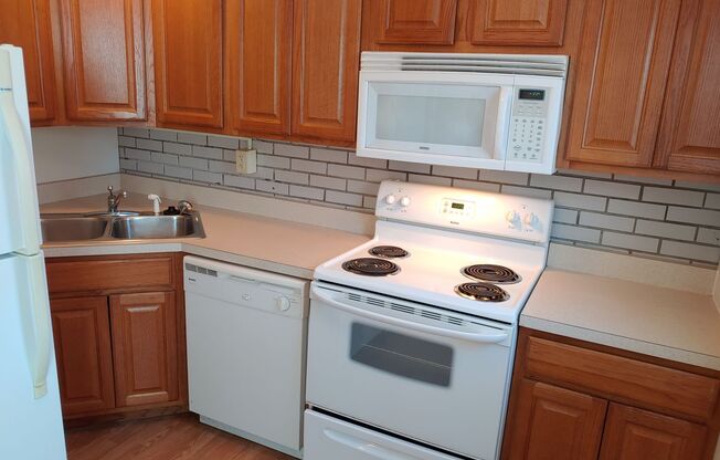 2 beds, 1 bath, 640 sqft, $875, Unit 1233-24