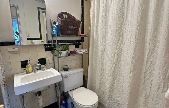 2 beds, 1 bath, 750 sqft, $3,370, Unit 43