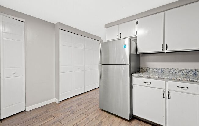 2 beds, 1 bath, $1,100, Unit Park Place-Unit 2