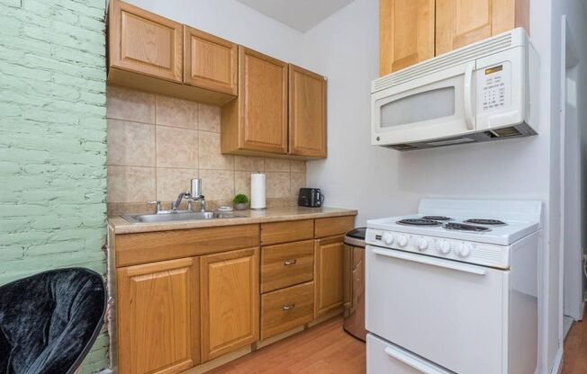 Beautiful studio in south st available Aug  1st