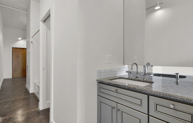 Studio, 1 bath, 552 sqft, $950, Unit 13-13