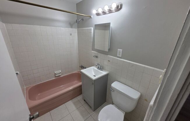 1 bed, 1 bath, 700 sqft, $1,000, Unit I6 (1BR)