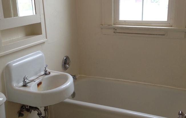 Studio, 1 bath, 465 sqft, $950, Unit 305