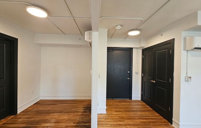 1 bed, 1 bath, 371 sqft, $795, Unit 216