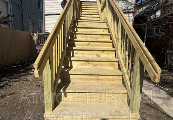 2015 W GREENFIELD AVE