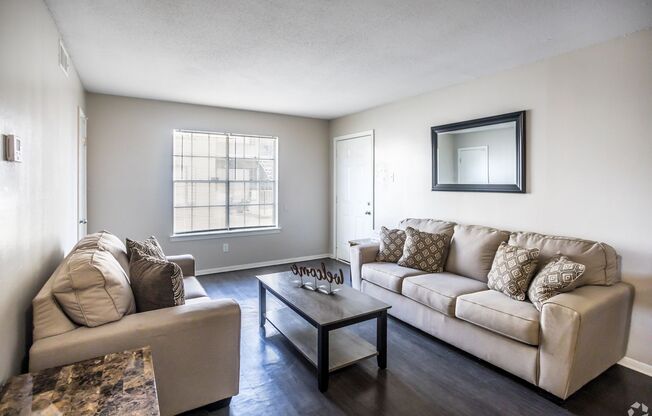 2 beds, 1 bath, 840 sqft, $825