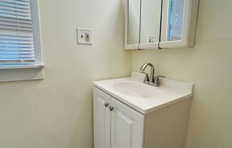 3 beds, 1 bath, $2,450, Unit 22