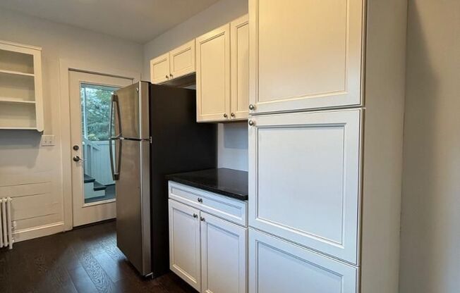 2 beds, 1 bath, $2,595