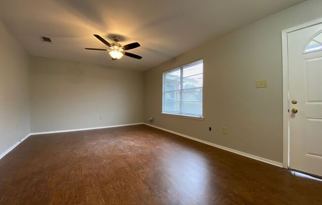 2 beds, 1 bath, $1,095, Unit Unit B