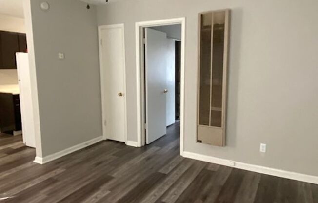 1 Bedroom Apartment with washer/dryer hookups!