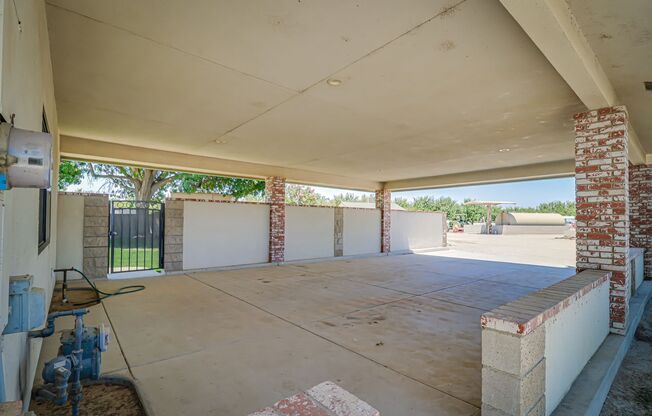 Ranch in NW Bakersfield w/Pool!