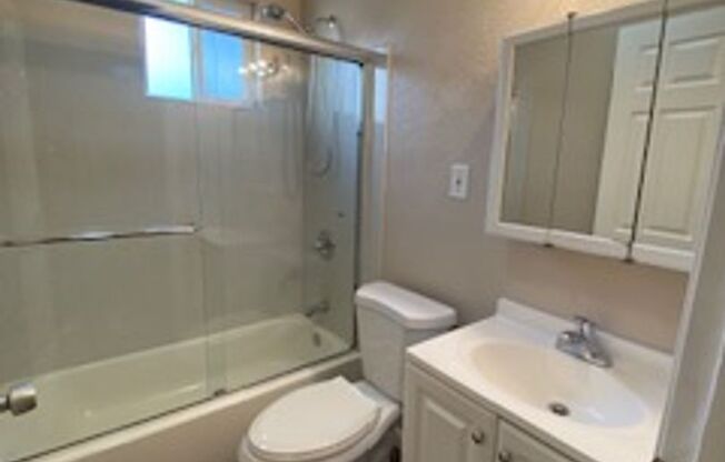 2 beds, 1 bath, 800 sqft, $2,150, Unit A