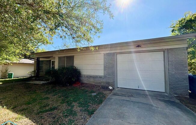 Charming 3 bed, 1 bath home in close proximity to shopping centers and adjacent to North Star Mall!