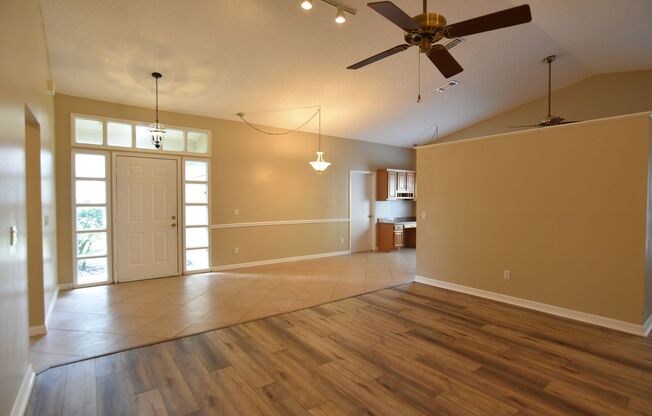 ALAFAYA WOODS 3br 2ba. Updated kitchen, covered/screened porch, NO CARPETS, Lawn Care INCLUDED!!!