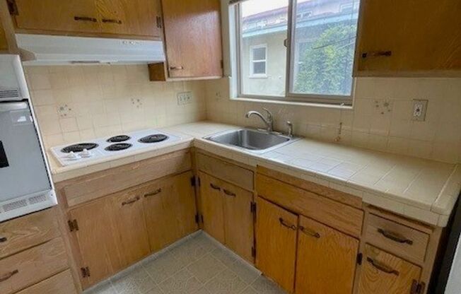 - Spacious 2 Bedroom,1 Bathroom, spacious living room with lots of light. in Walkers Paradise --Move in Special..............