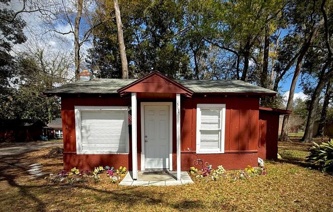 Charming 1-Bedroom Home with Private Master Suite – Efficient & Comfortable Living. Pet Friendly. Lawncare & Water Included. Walk-in Closet