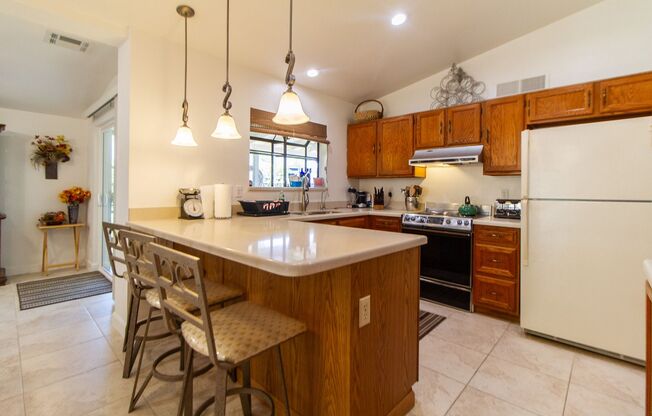 Gorgeous 3/2 FULLY FURNISHED house right off the I-10 Freeway, and close to shopping and recreation!