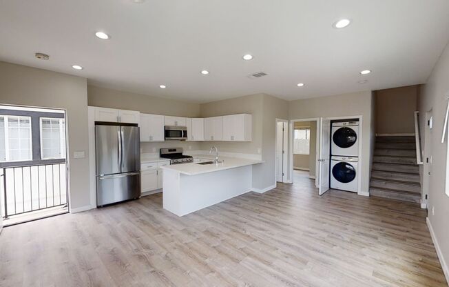 4BD/2BA on Art! Lots of Parking!