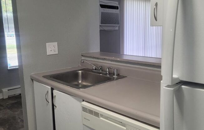 3 beds, 1.5 baths, 1,059 sqft, $1,575, Unit 601 E204