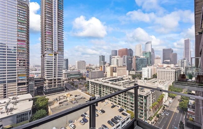 1 bed, 1 bath, 990 sqft, $3,900