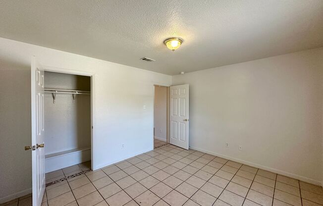 2 beds, 1 bath, 970 sqft, $1,100, Unit A