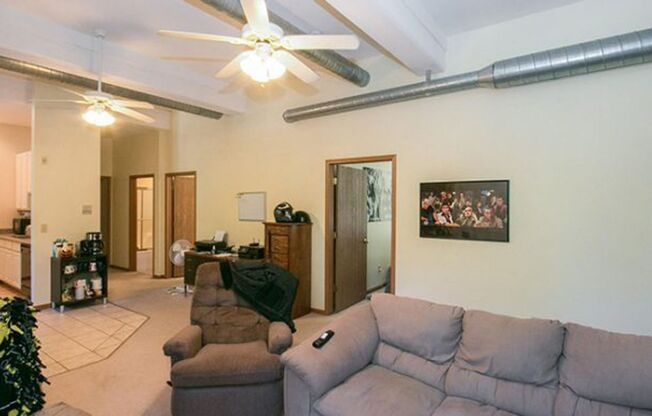 2 beds, 1 bath, $1,600, Unit 4