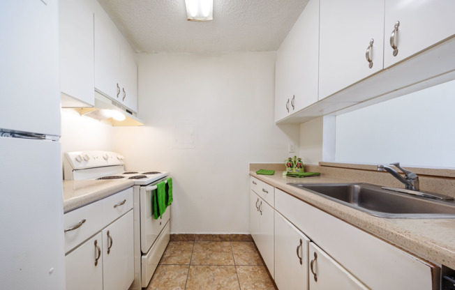 Kitchen | Sunset Palms | Apartments For Rent in Hollywood FL