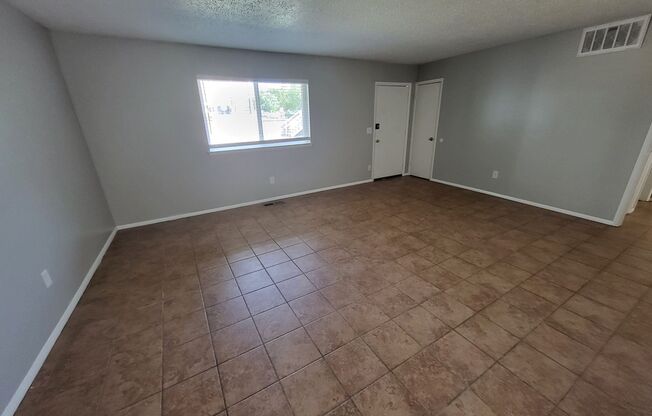 2 beds, 1 bath, $1,100, Unit 4