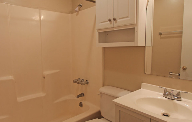 2 beds, 1.5 baths, 787 sqft, $875, Unit 099