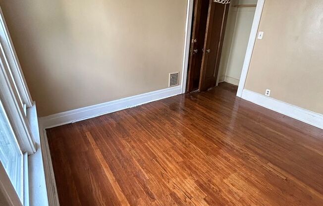 3 beds, 1 bath, $1,300, Unit 420