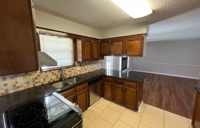 3 beds, 2 baths, $1,650