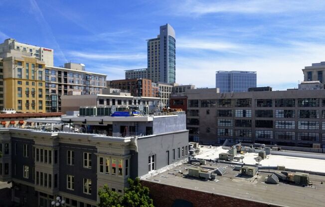 Gaslamp 1 bedroom with View, Wood floors, 820 sqft and parking.